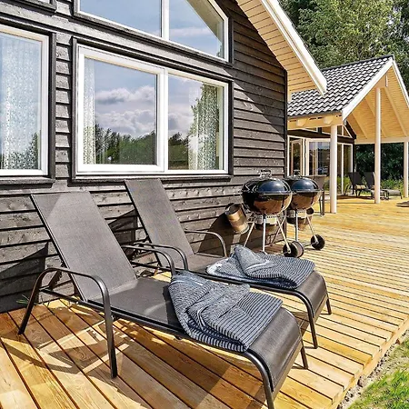 Chic Holiday Home in Hovedstaden near Sea Ferienhaus Vejby